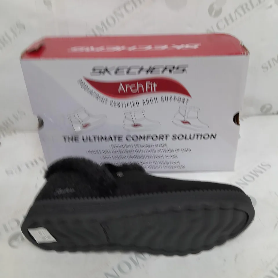 BOXED PAIR OF SKETCHERS DREAM BOOTIE BLACK SIZE 6 