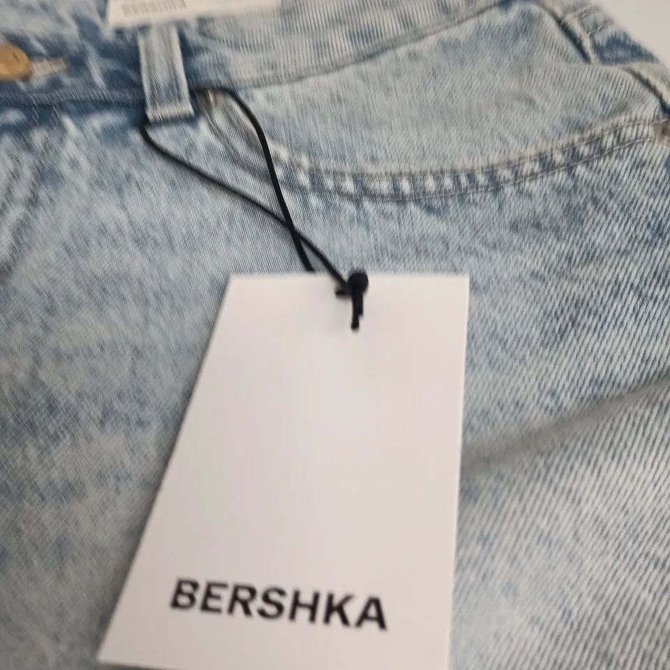 BERSHKA WOMEN'S LIGHT WASH DENIM MINI SKIRT – UK 8 (EU 36)