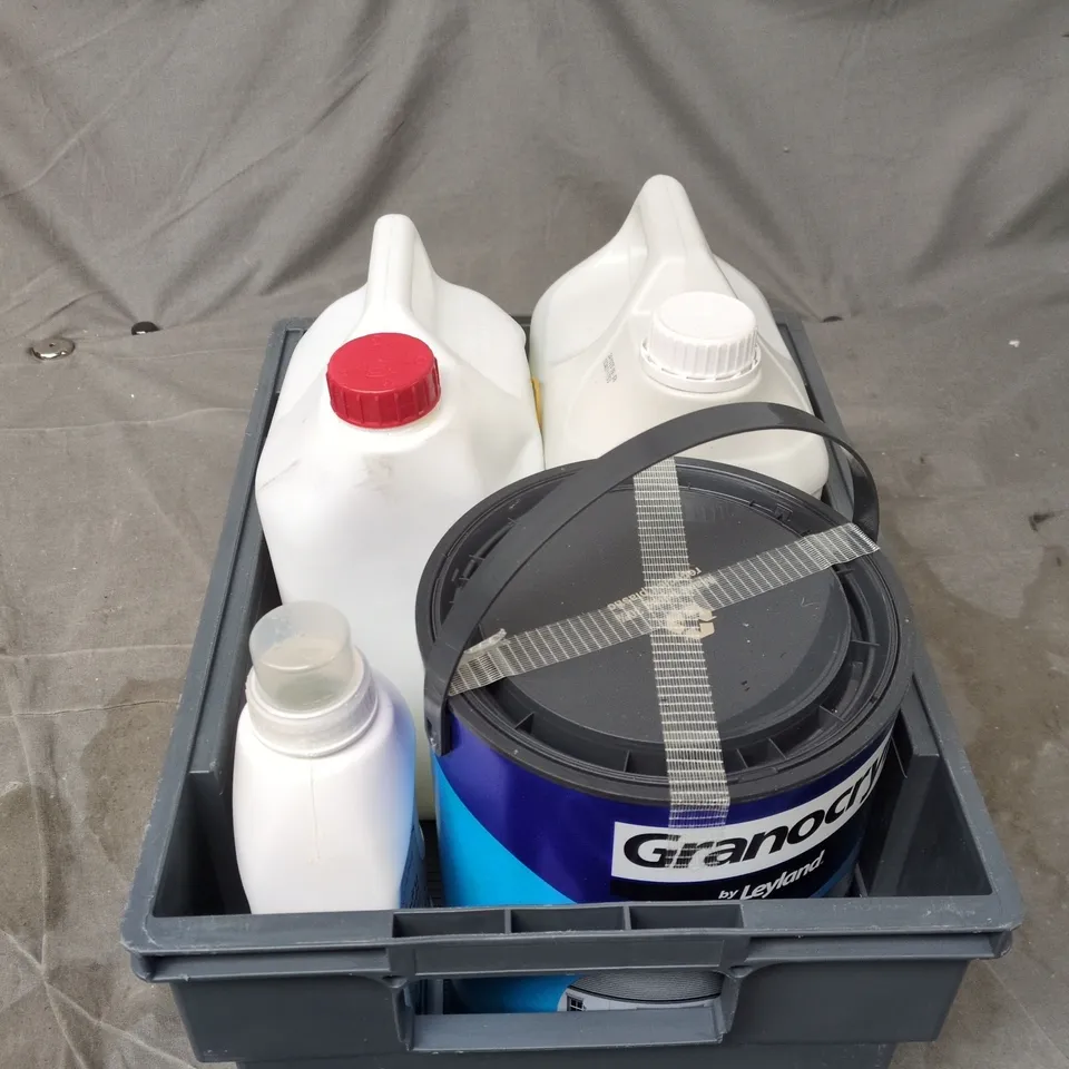 TOTE OF APPROXIMATELY 4 ASSORTED LIQUID ITEMS TO INCLUDE: LEYLAND GRANOCRYL MASONARY PAINT 