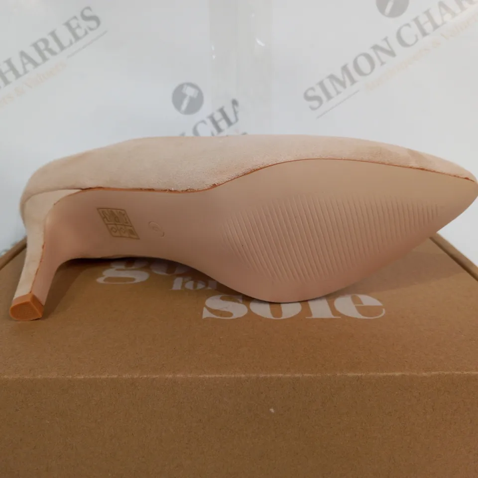 GOOD FOR THE SOLE EXTRA WIDE FIT EMILY HIGH HEELS - TAUPE SIZE 5