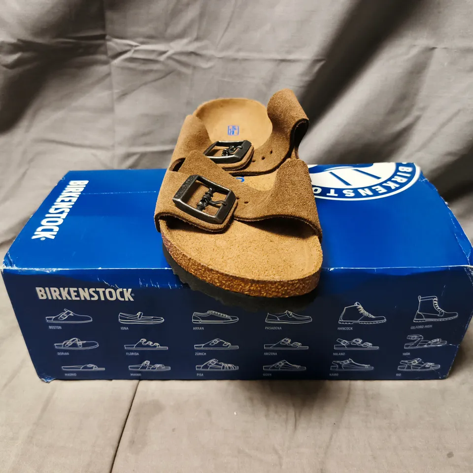 BOXED PAIR OF BIRKENSTOCK ARIZONA BS SANDALS IN DARK TAUPE SIZE UK 5.5