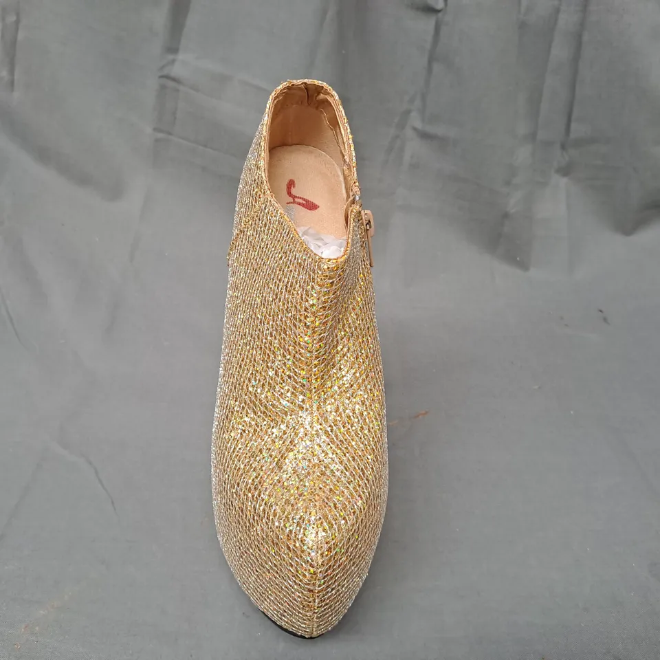 BOX OF APPROXIMATELY 10 PAIRS OF ASPIRER HIGH HEEL PLATFORM CLOGS IN GOLD W. GLITTER EFFECT IN VARIOUS SIZES