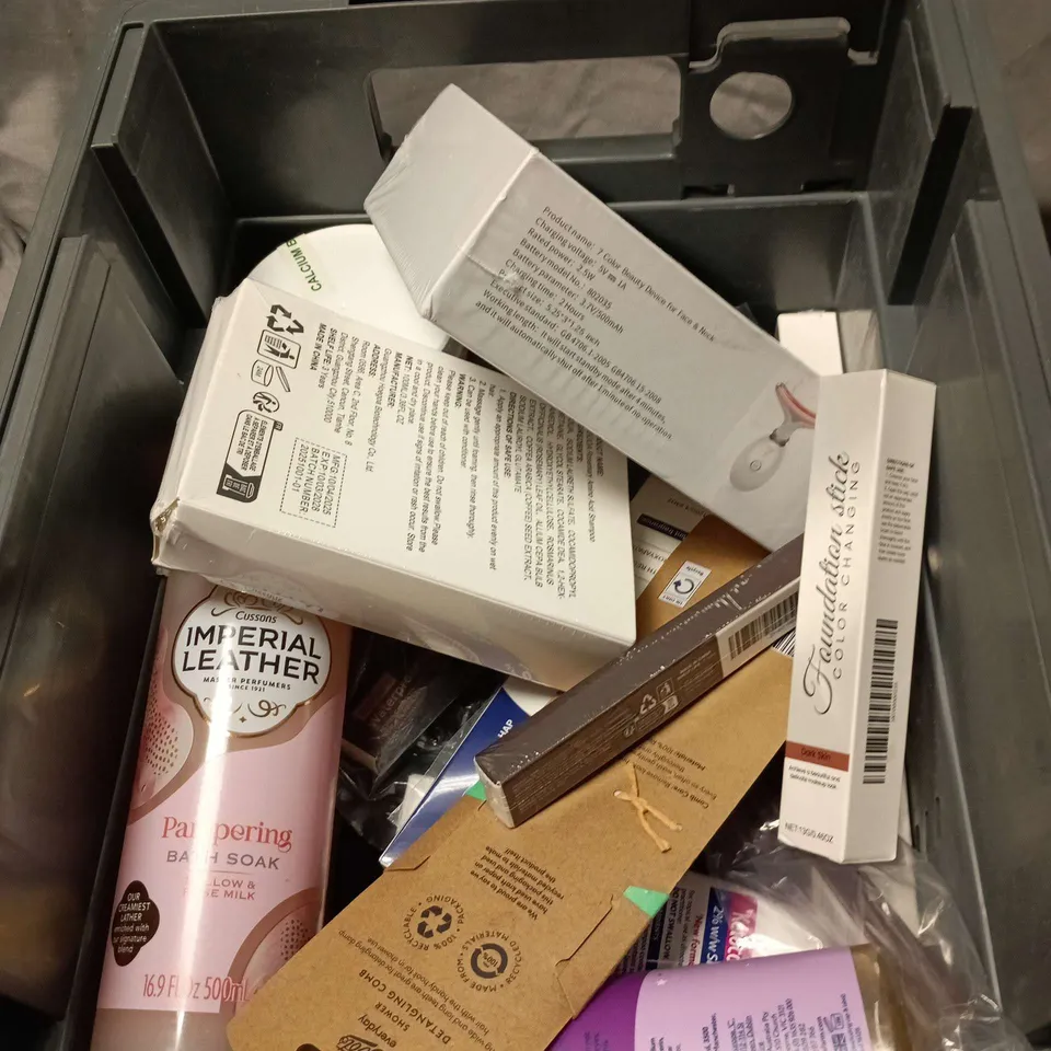 APPROXIMATELY 15 ASSORTED COSMETIC ITEMS TO INCLUDE HEAD AND SHOULDERS, MENS INTIMATE WASH, PRESS ON NAILS, WATERPROOF EYELINER, SCALP MASSAGE BRUSH ETC