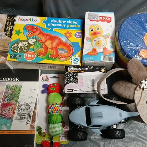LOT OF APPROXIMATELY 25 ASSORTED TOYS AND GAMES TO INCLUDE DINO PUZZLE, BUBBLE GUN AND 3D PEN