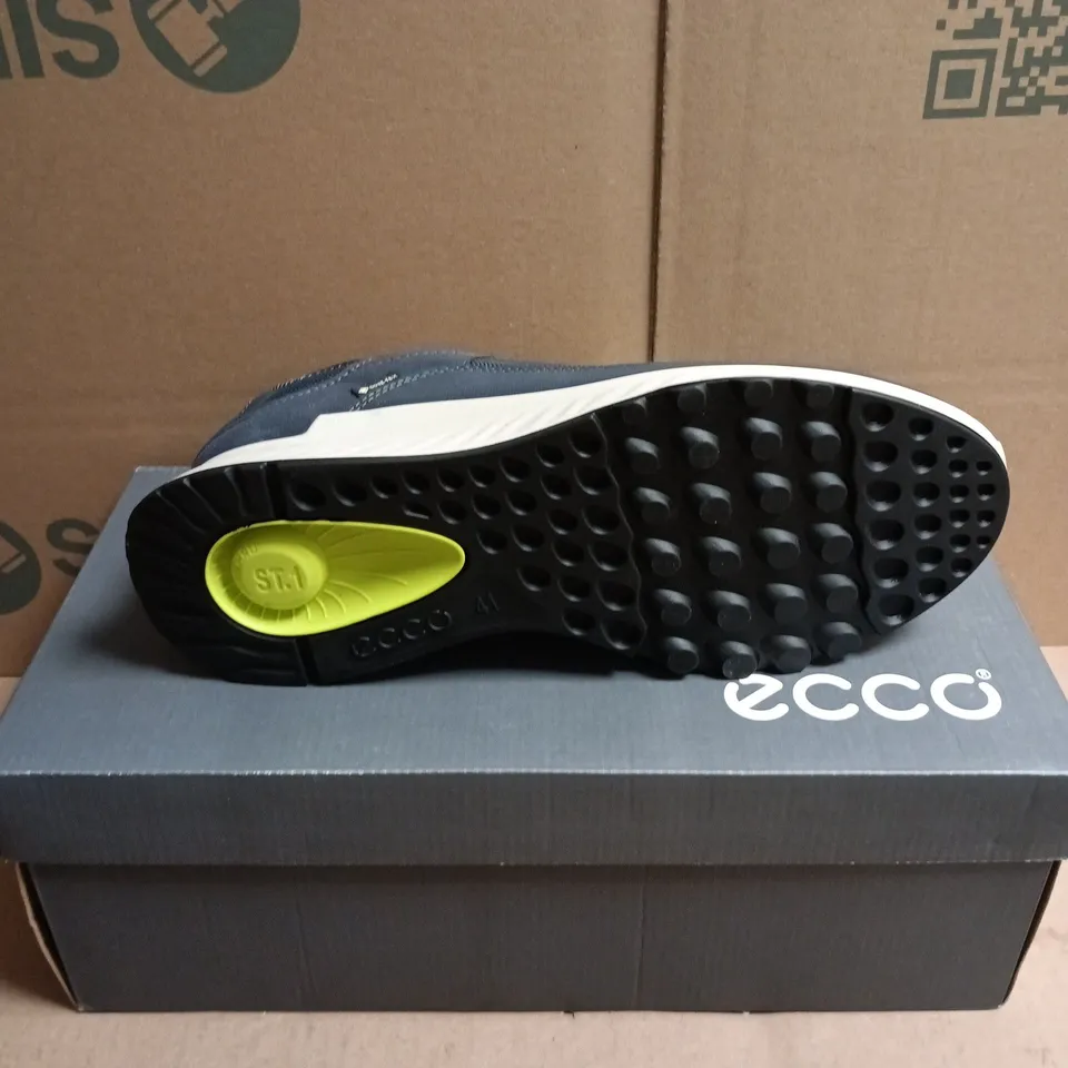 BOXED PAIR OF ECCO EXOSTRIDE MEN'S GTX NAVY TRAINERS - 7.5