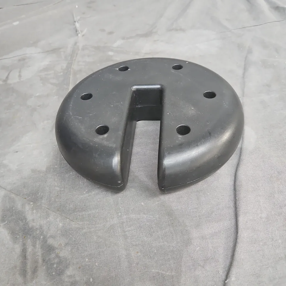 APPROXIMATELY 6 X 2.3KG WEIGHTS 