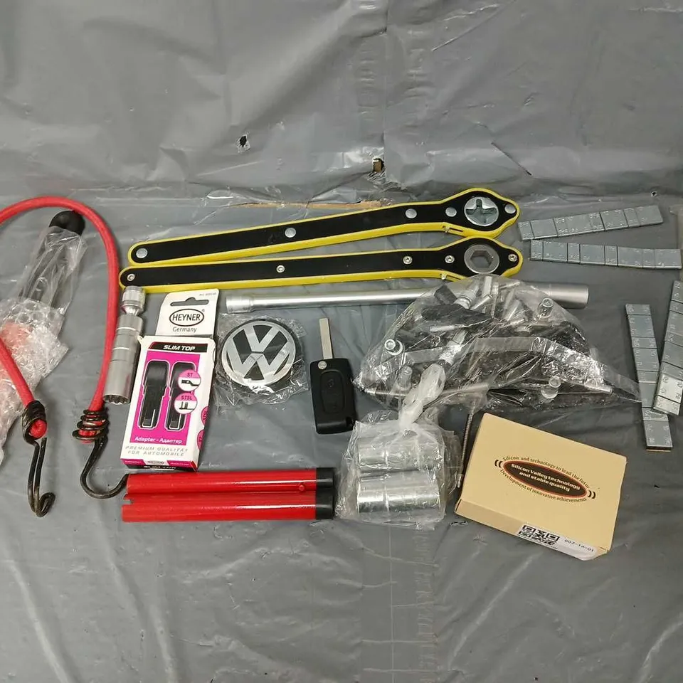 TOTE OF APPROXIMATELY. 8 ASSORTED CAR ITEMS TO INCLUDE  TOOLS, CAR PARTS, AND BUNGEE CORD ETC. - COLLECTION ONLY 