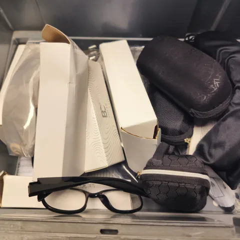 APPROXIAMTELY 15 ASSORTED SUNGLASSES/SPECTACLES IN VARIOUS DESIGNS