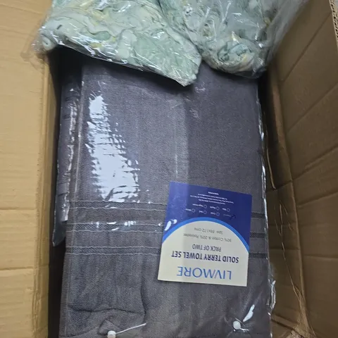 LARGE BOX OF APPROX 10 ASSORTED ITEMS TO INCLUDE CLOTHING, TOWELS ANS CHRISTMAS DECORATIONS