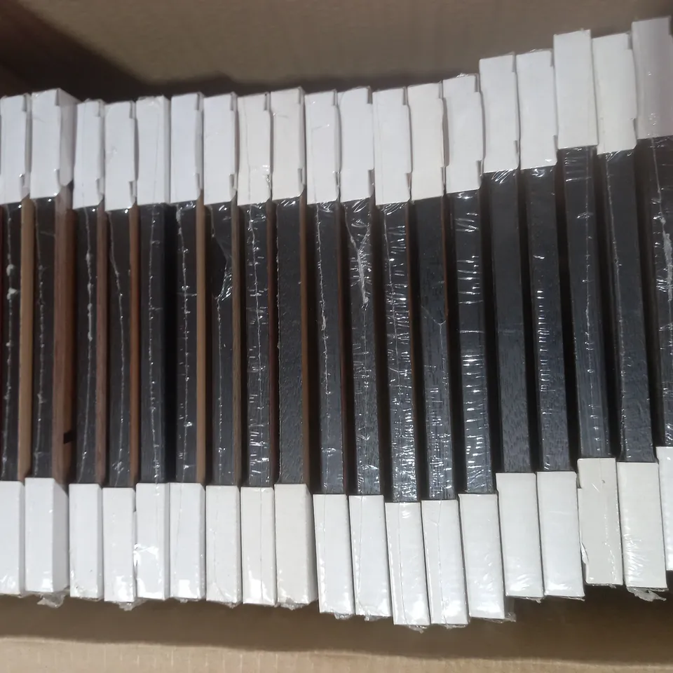 BOX OF APPROXIMATELY 25 ASSORTED UNBRANDED PHOTO/PICTURE FRAMES