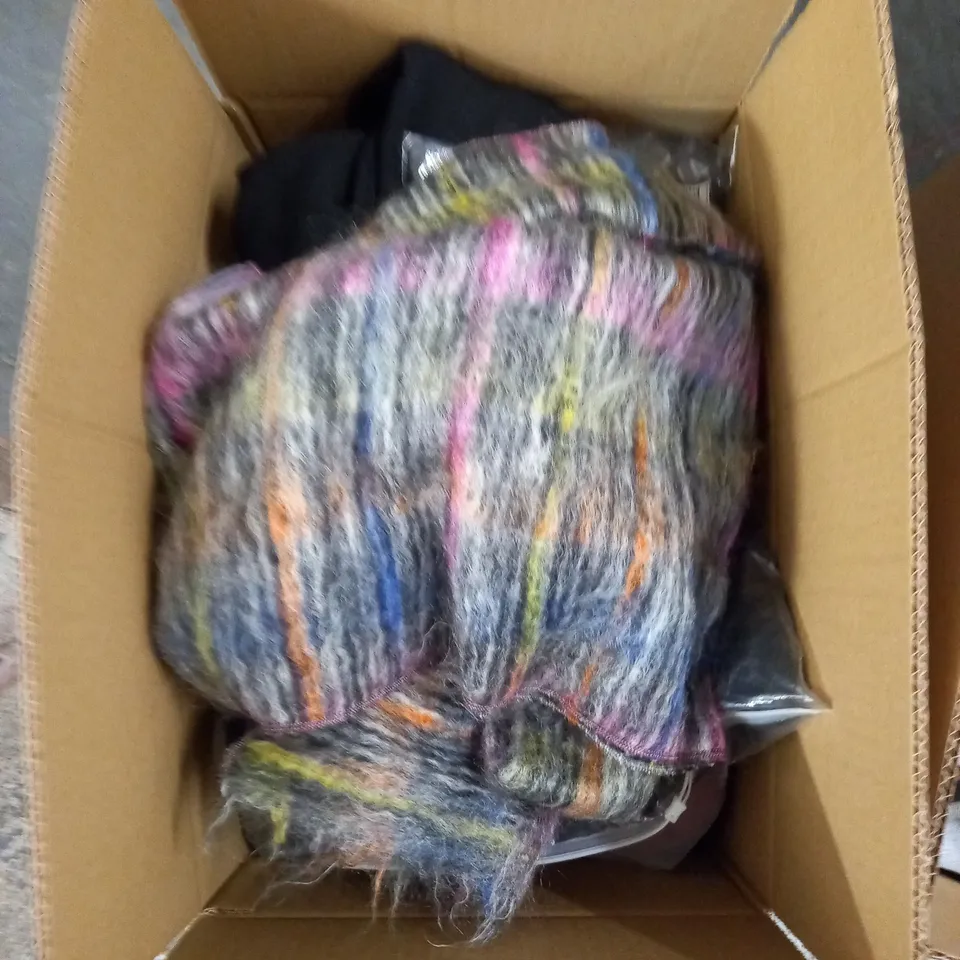 LOT OF ASSORTED CLOTHING ITEMS  AND ACCESSORIES TO INCLUDE; T-SHIRTS, JUMPERS ETC
