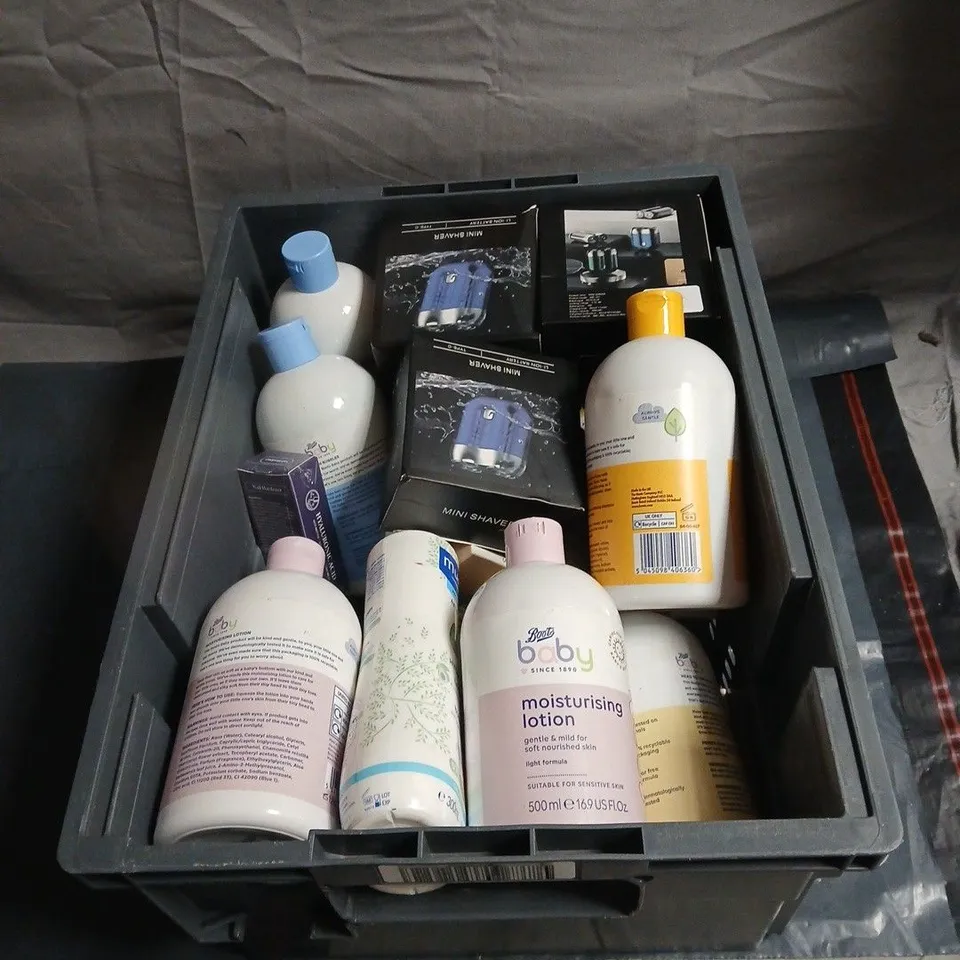 APPROXIMATELY 20 ASSORTED COSMETIC ITEMS TO INCLUDE BABY MOISTURISING LOTION, MINI SHAVER, BABY SHAMPOO, ROSEMARY EXTRACT, NAIL HARDENER ETC
