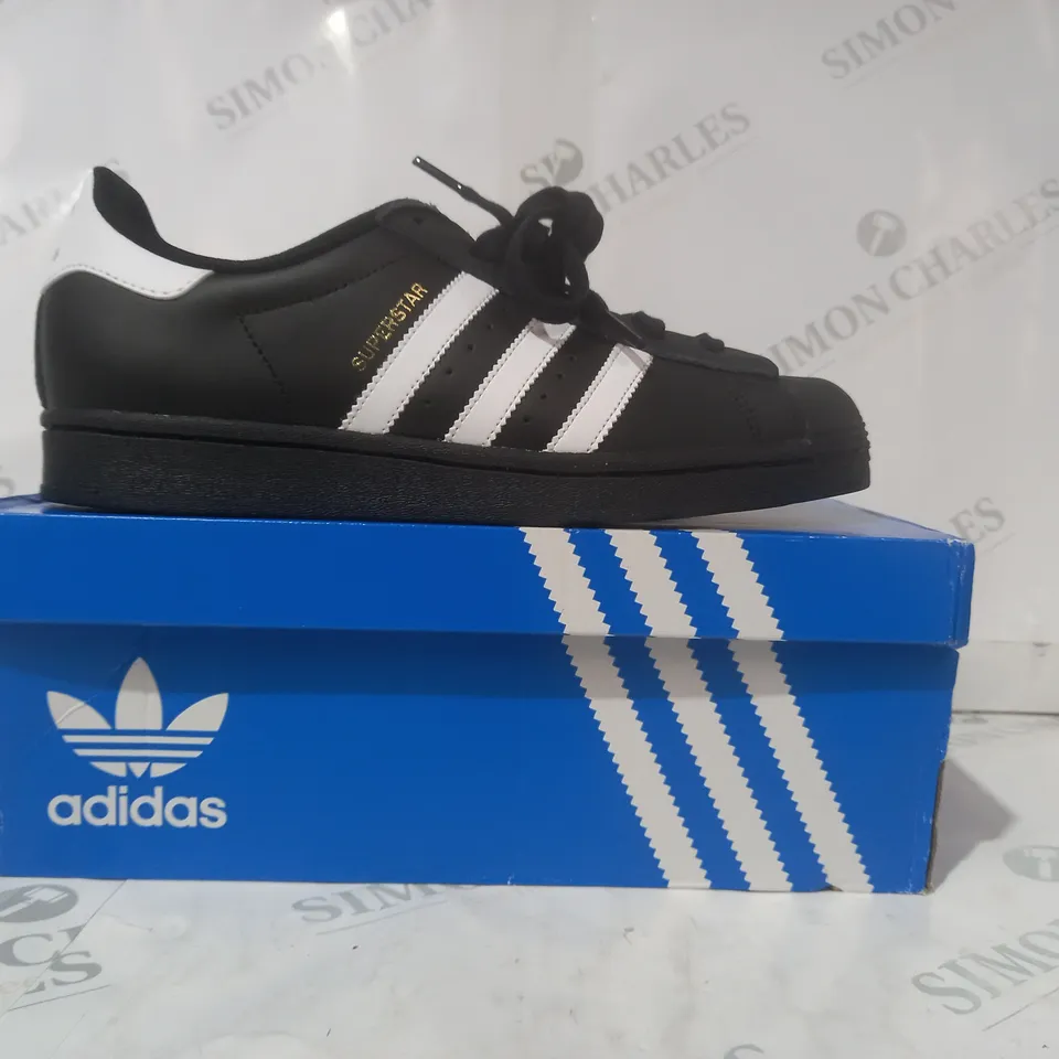 BOXED PAIR OF ADIDAS SUPERSTAR SHOES IN BLACK/WHITE UK SIZE 5.5