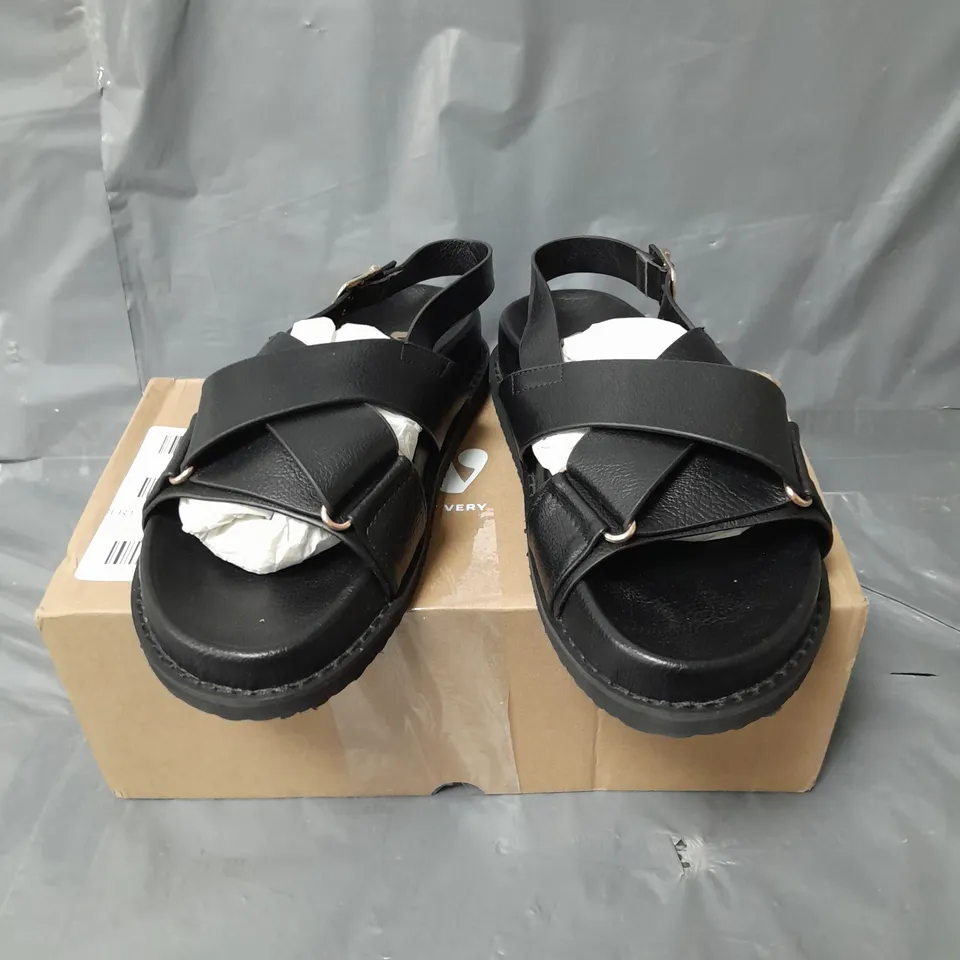 STRAPPED CHUNKY FLAT SANDAL IN BLACK - 4
