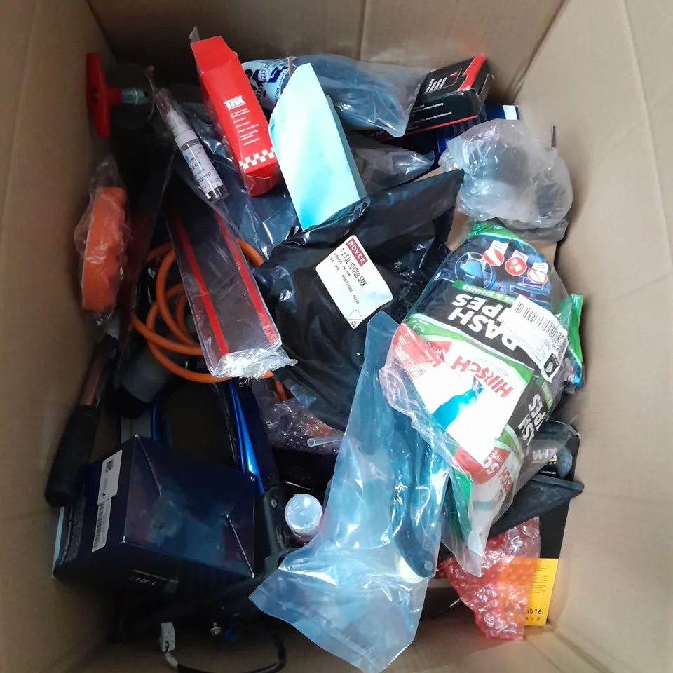 LARGE BOX OF ASSORTED CAR ITEMS TO INCLUDE FLOOR MATTS - LED LIGHTS - TOOLS - COLLECTION ONLY 