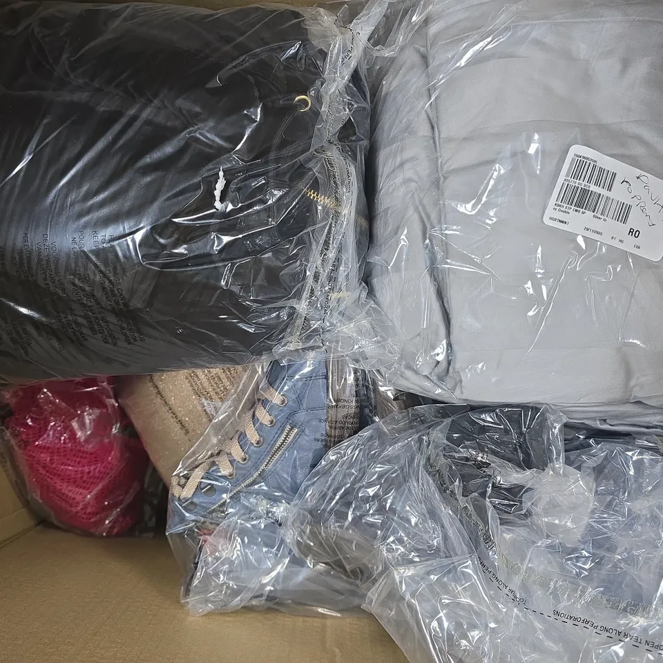 BOX OF APPROXIMATELY 12  ASSORTED CLOTHING AND FASHION ITEMS IN VARIOUS STYLES, SIZES, AND COLOURS - COLLECTION ONLY
