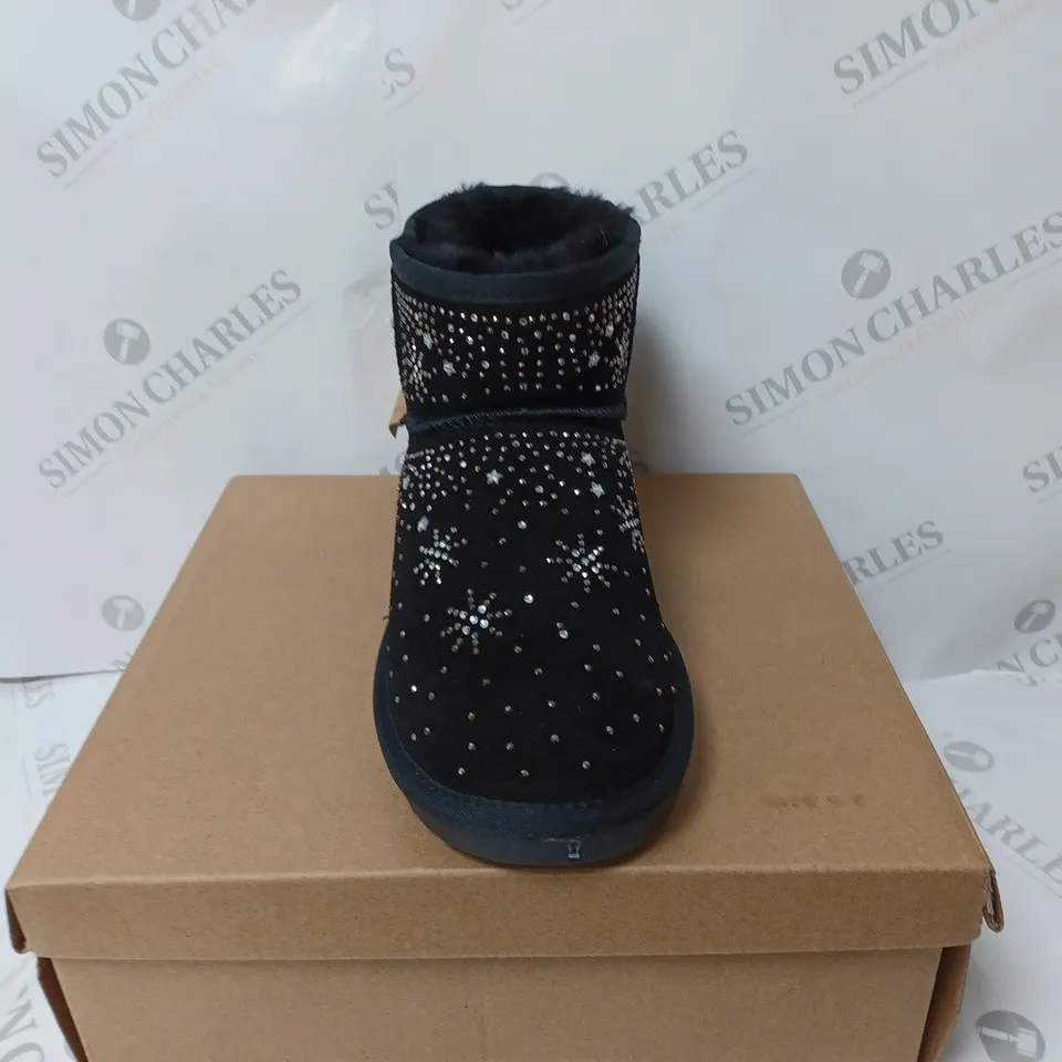 BOXED PAIR OF BONOVA SPARKLE SHEEPSKIN BOOTS BLACK SIZE 8