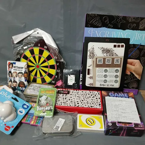 APPROXIMATELY 20 ASSORTED TOYS & GAMES TO INCLUDE GREYS ANATOMY BAG CLIP, ENGRAVING ART, TAROT CARDS, ETC