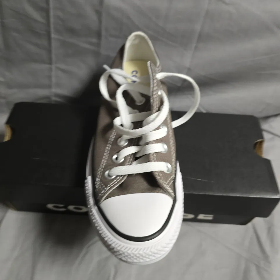BOXED PAIR OF CONVERSE LOW-TOP CANVAS SNEAKERS – UK SIZE 4.5