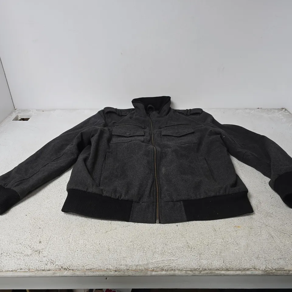 GUESS ZIP-FRONT FLEECE JACKET, BLACK/GREY – CASUAL OUTERWEAR MEDIUM