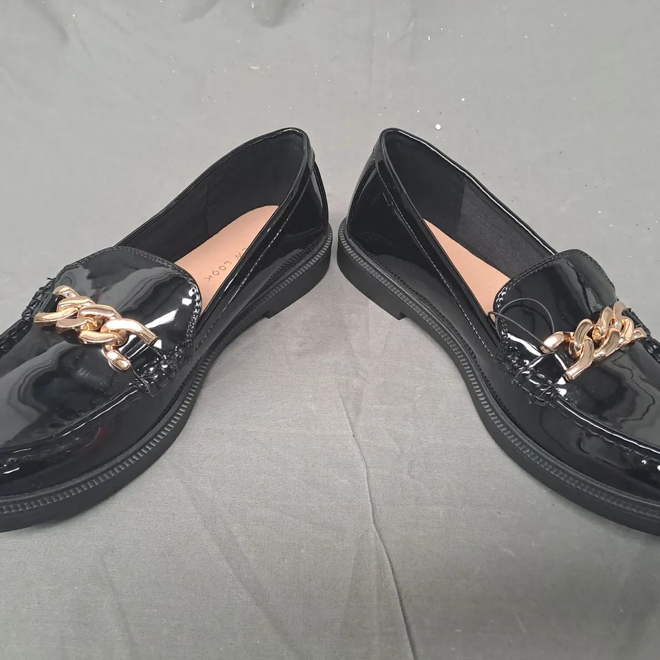 BOXED PAIR OF NEW LOOK 90S BUCKLE LOAFERS IN BLACK W. GOLD EFFECT DETAIL UK SIZE 6