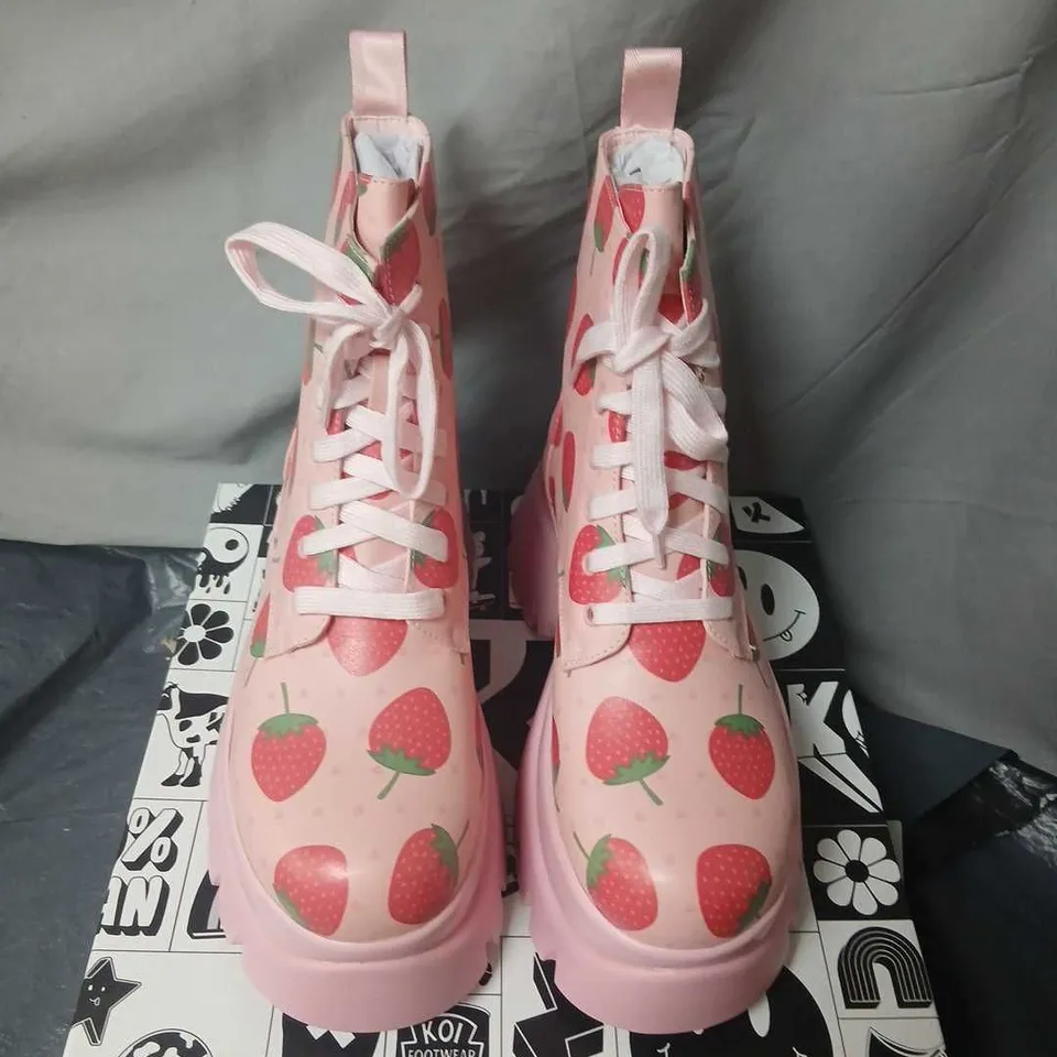 BOXED KOI STRAWBERRY SHORTCAKE PINK VILUN BOOTS - UK 5