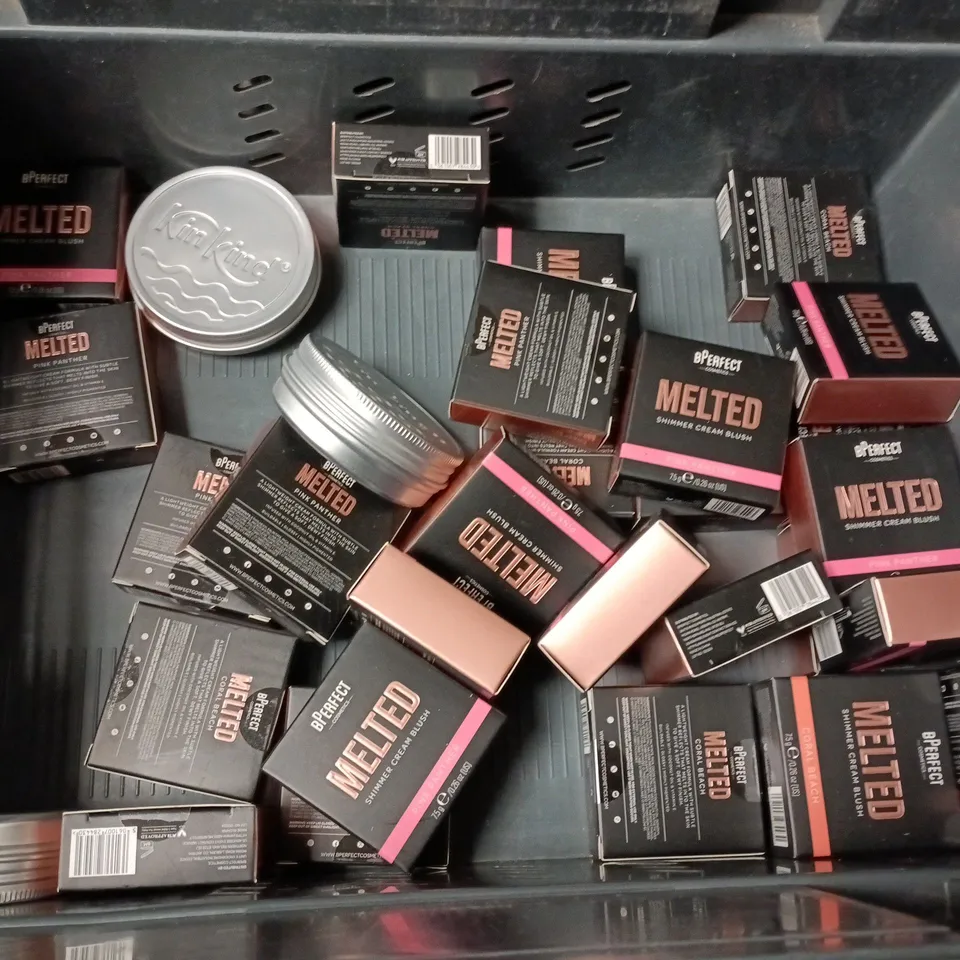 LOT OF APPROXIMATELY 30 ASSORTED HEALTH AND BEAUTY ITEMS TO INCLUDE B.PERFECT CREAM BLUSH, UNISEX SHAVE BAR AND MOISTURISER BAR