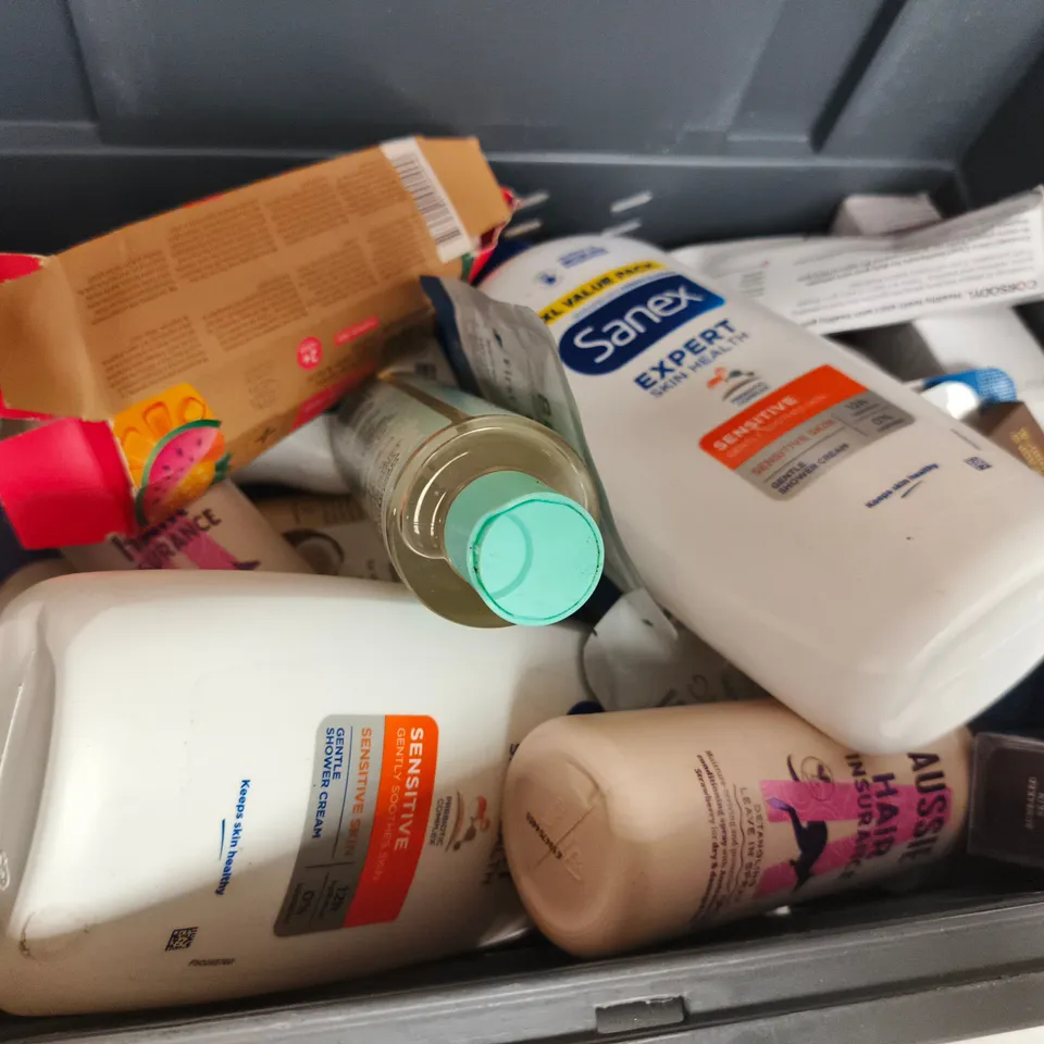 APPROXIMATELY 15 ASSORTED HEALTH & BEAUTY PRODUCTS TO INCLUDE SANEX , AUSSIE AND GARNIER 
