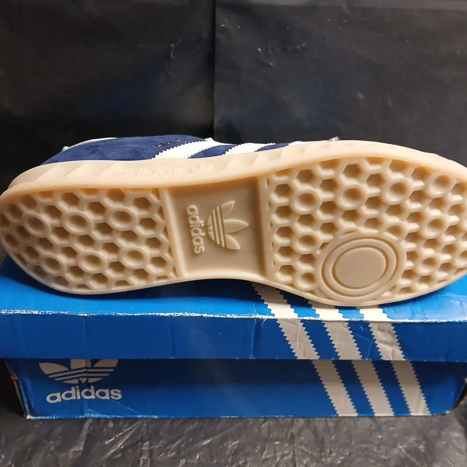 BOXED PAIR OF ADIDAS HAMBURG NAVY SUEDE SNEAKERS – UK9 (EU 42 2/3)