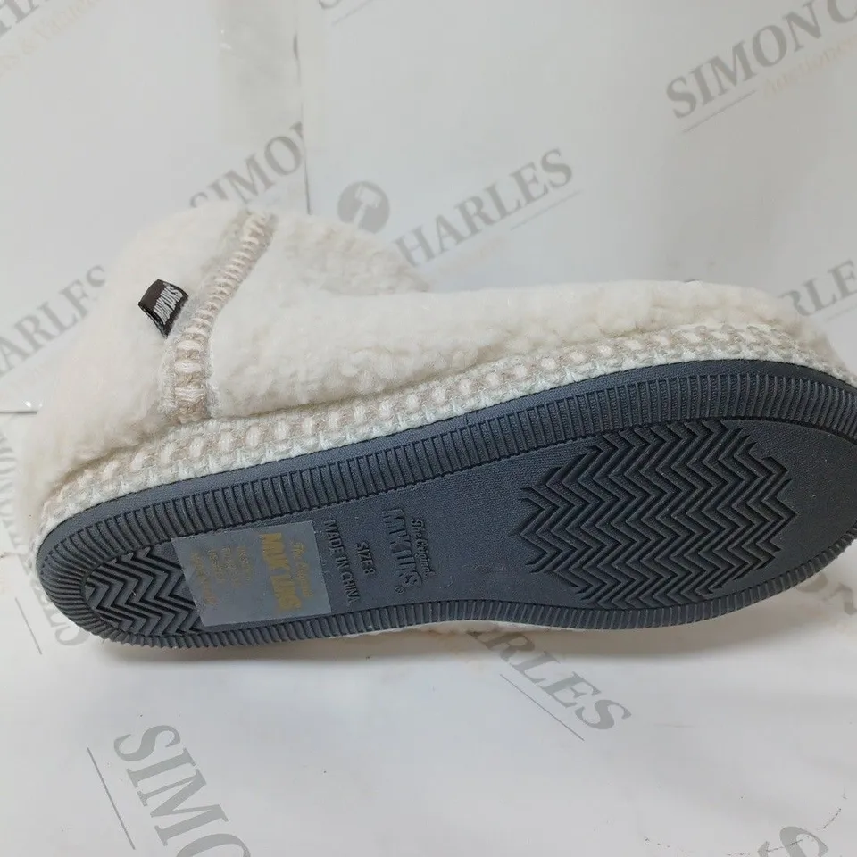 PAIR OF MUK LUKS FREJA SLIPPERS CREAM - SIZE 6