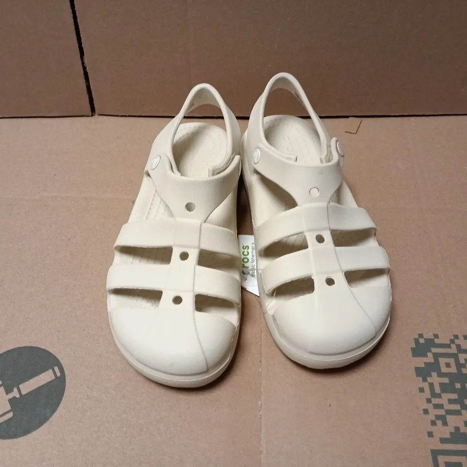 UNBOXED PAIR OF CROCS CHILDRENS FISHERMAN SANDALS IN CREAM - J2