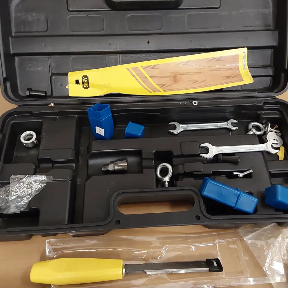 WOODEN DOOR OPENING TOOLKIT (1 ITEM)