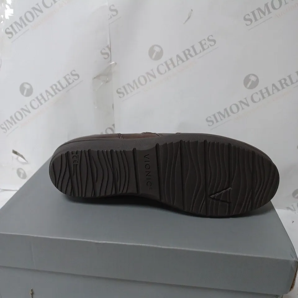 VIONIC LOIS FULL GRAIN CHUKKA FLAT BOOT - SIZE 7