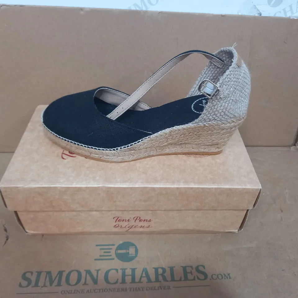 BOXED PAIR OF TONI PONS WEDGE HEELS IN BLACK EU SIZE 39
