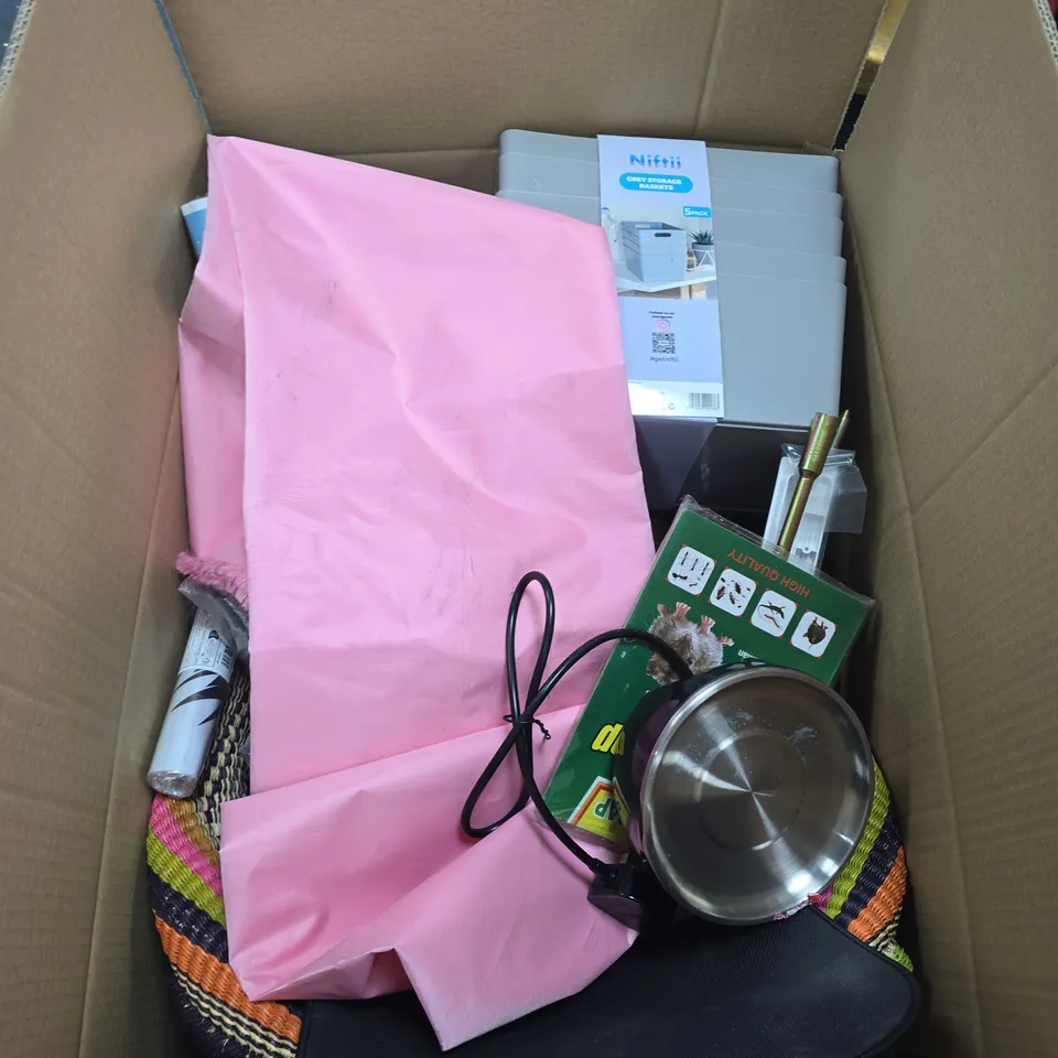 APPROXIMATELY 20 ASSORTED HOUSEHOLD PRODUCTS TO INCLUDE STORAGE BOXES , RAT GLUE , WALLPAPER , ETC 