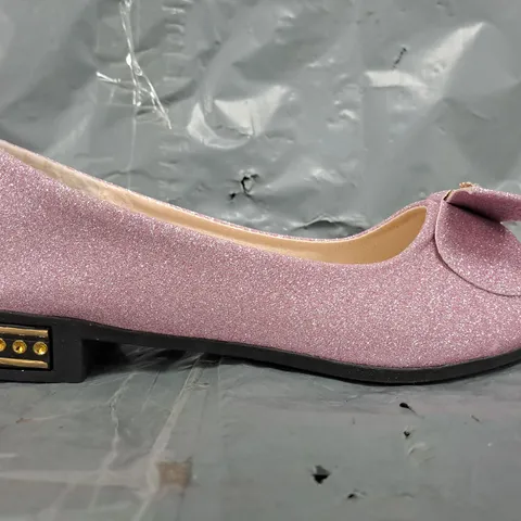 BOXED PAIR OF UNBRANDED SLIP-ON SHOES IN PINK GLITTER W. BOW AND JEWEL DETAIL SIZE EU 39