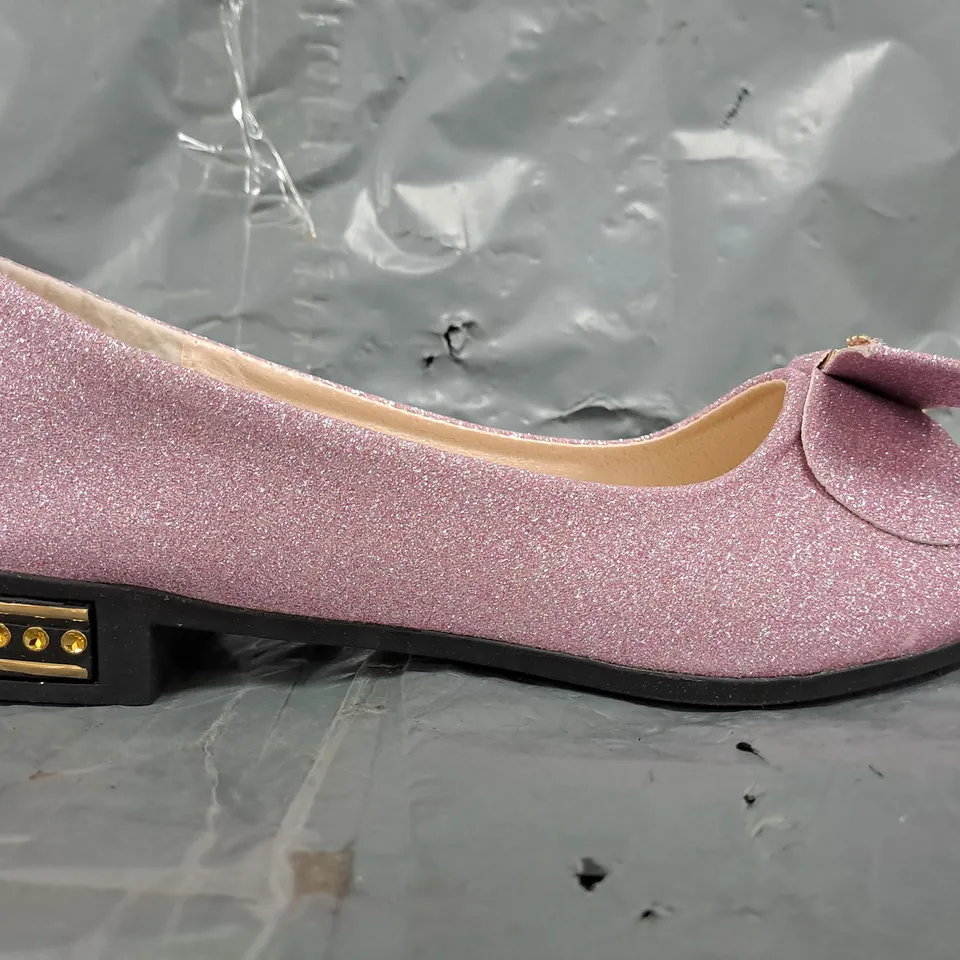 BOXED PAIR OF UNBRANDED SLIP-ON SHOES IN PINK GLITTER W. BOW AND JEWEL DETAIL SIZE EU 39