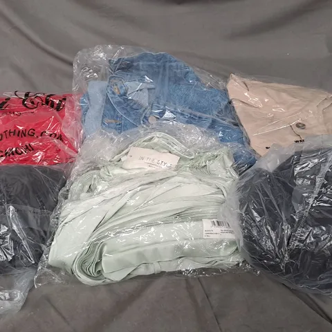 APPROXIMATELY 20 ASSORTED CLOTHING ITEMS IN VARIOUS STYLES AND SIZES