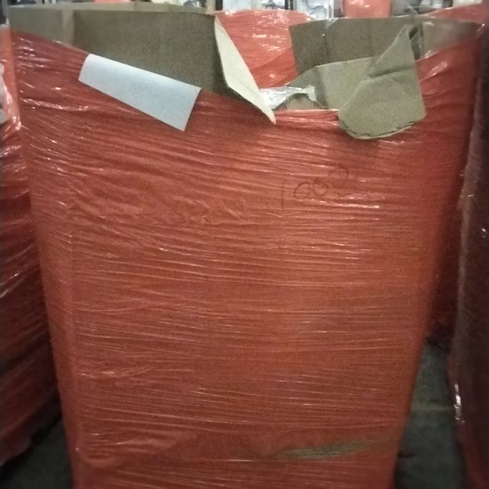 PALLET OF ASSORTED ITEMS INCLUDING TOILET SEAT, NAVARIS BAMBOO TOWEL LADDER, FLOWER WREATH, LAPTOP BAG, ROLLER BLIND, GRÜNTEK SPRINKLER