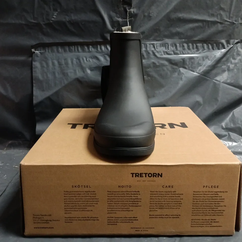 BOXED PAIR OF TRETORN RUBBER ANKLE BOOTS IN BLACK SIZE UK 7