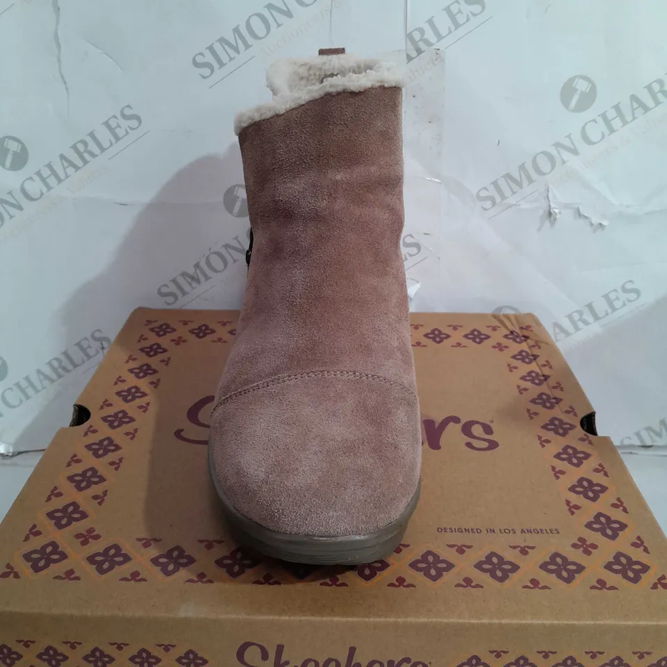 BOXED PAIR OF SKECHERS ANKLE BOOTS IN MUSHROOM UK SIZE 8