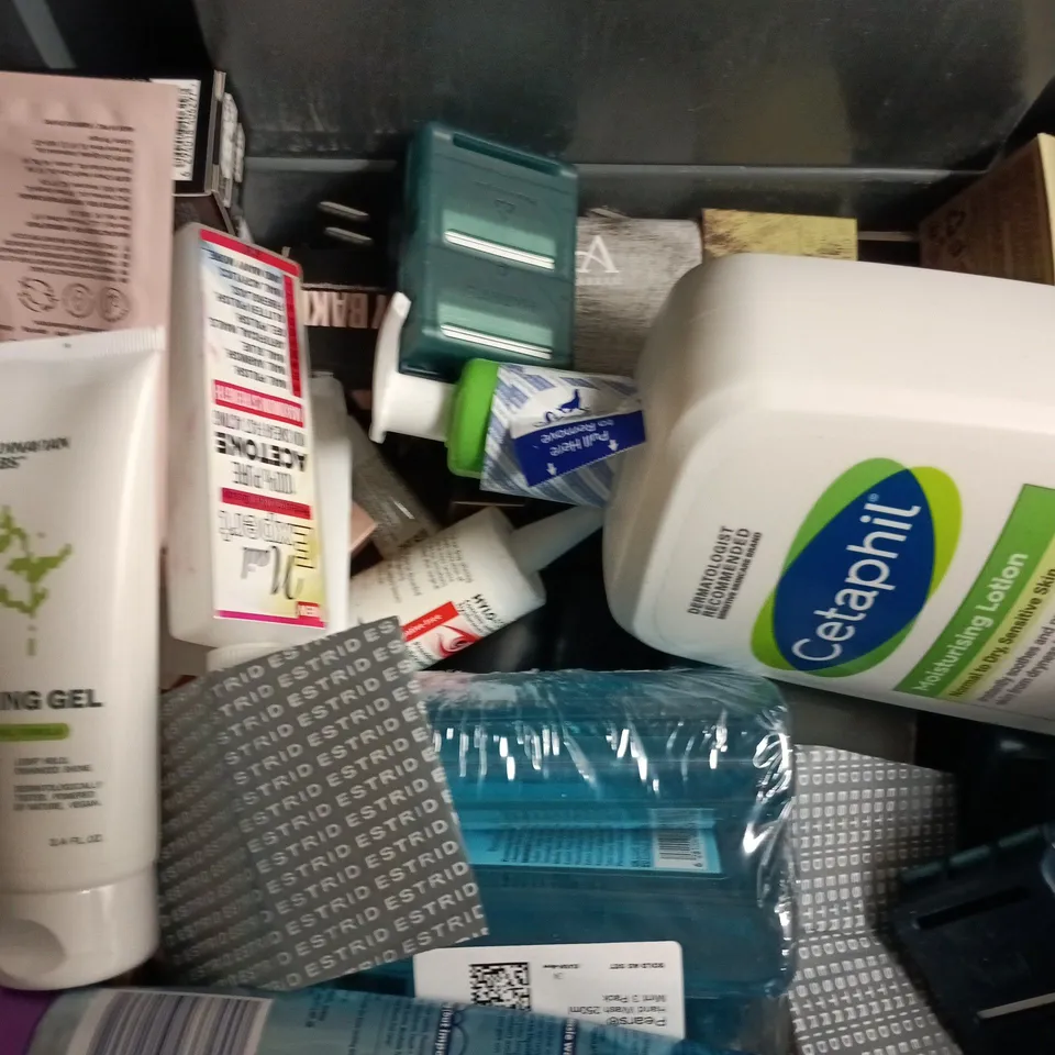 APPROXIMATELY 20 ASSORTED COSMETIC ITEMS TO INCLUDE AVEENO, METHOD, ETC - COLLECTION ONLY