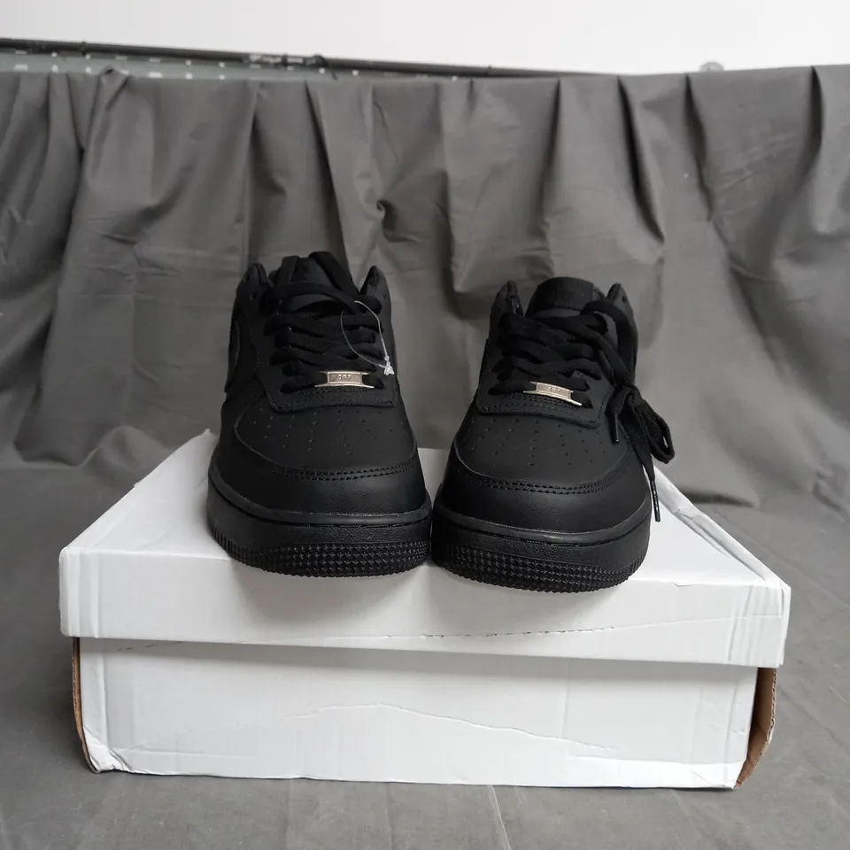 BOXED PAIR OF NIKE BLACK AIR FORCE '07 SIZE 8