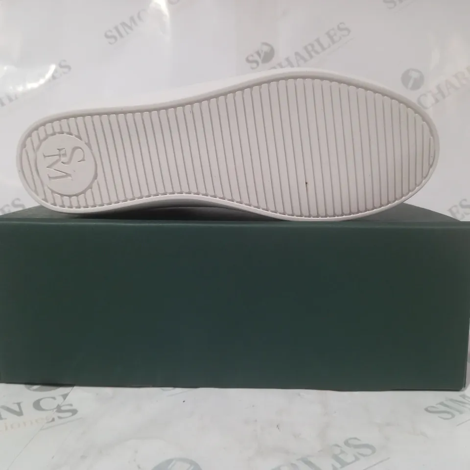 BOXED PAIR OF SANS MATIN SHOES IN WHITE EU SIZE 37