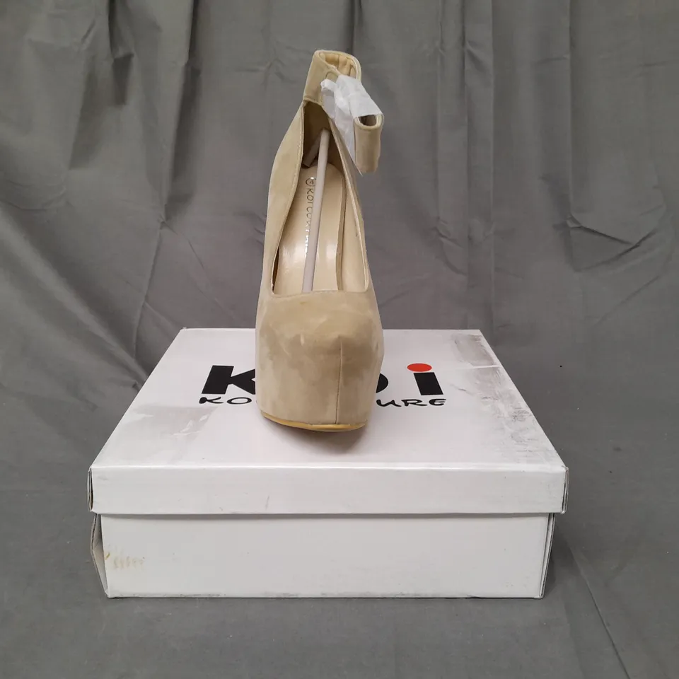 BOXED PAIR OF KOI COUTURE PLATFORM POINTED TOE HIGH HEEL FAUX SUEDE SHOES IN BEIGE SIZE 4