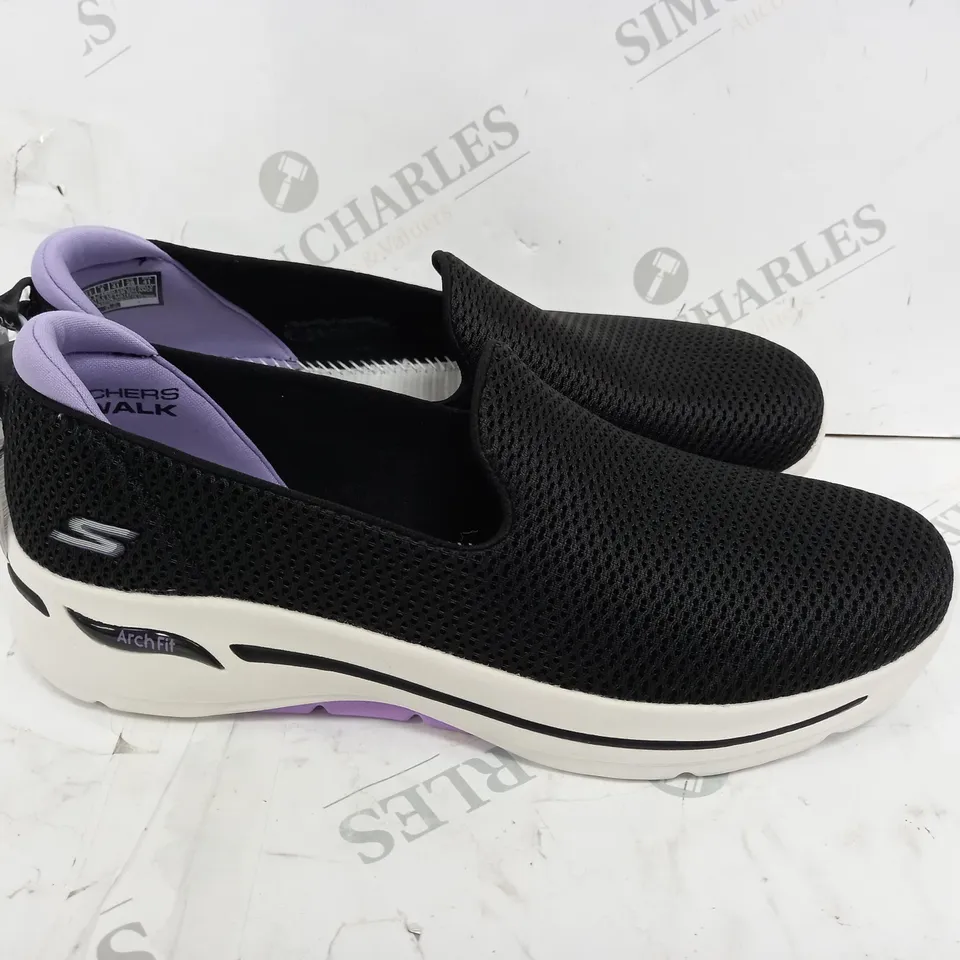 SKETCHERS GO WALK ARCH FIT IN BLACK - SIZE 8