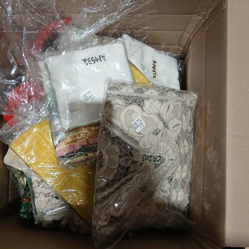 APPROXIMATELY 30 ITEMS OF ASSORTED TEXTILES AND SOFT FURNISHINGS