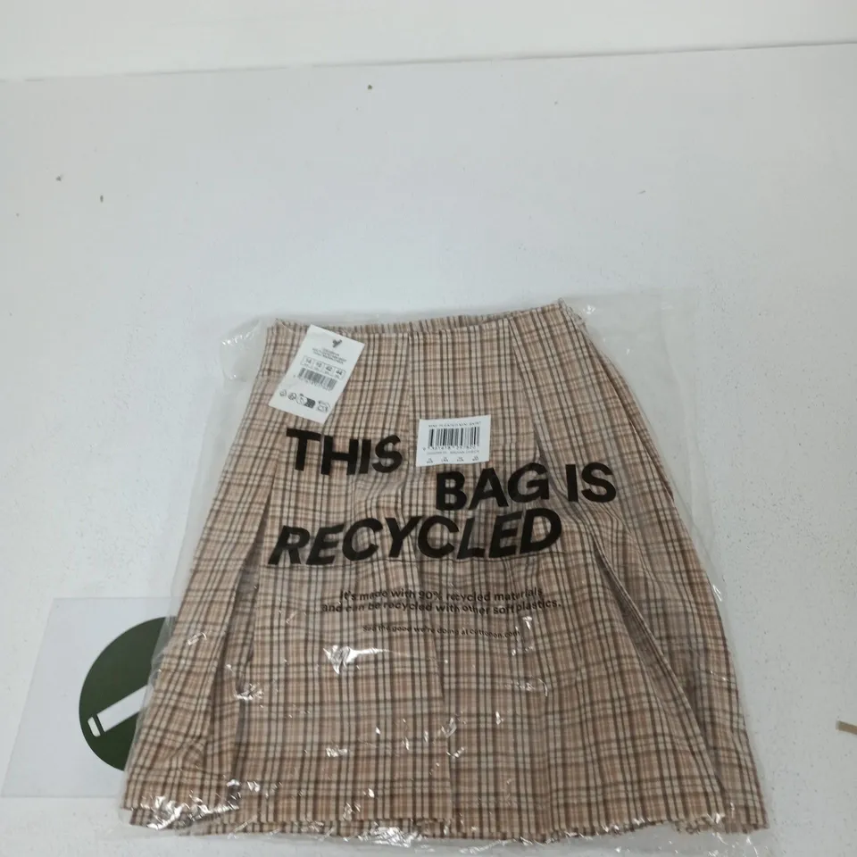 BOX OF APPROXIMATELY 15 ASSORTED CLOTHING ITEMS TO INCLUDE: PLEATED MINI SKIRT