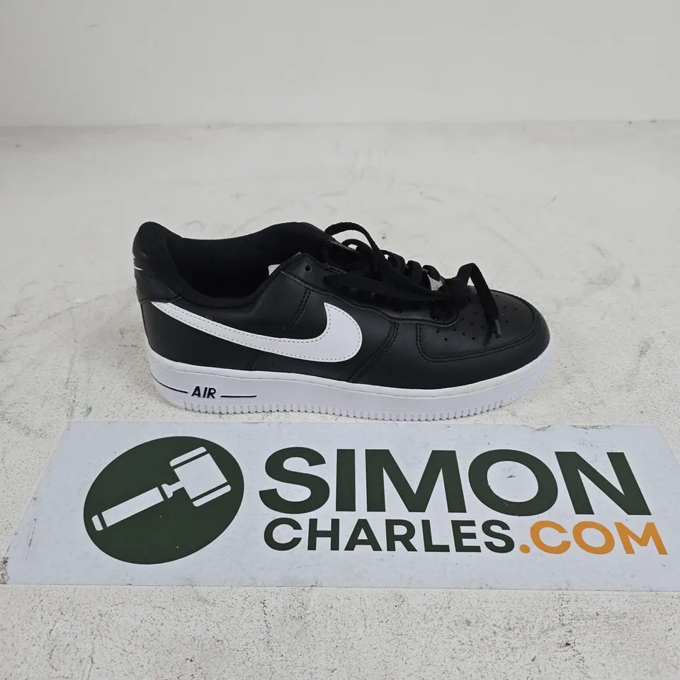 UNBOXED PAIR OF NIKE AIR FORCE 1 '07 TRAINERS IN BLACK/WHITE - UK 8
