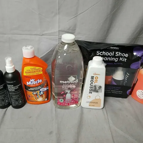 APPROXIMATELY 15 ASSORTED LIQUIDS TO INCLUDE SCHOOL SHOE CLEANING KIT, SWEET SCOPEX, METHOD ANTI-BAC REFILL, ETC - COLLECTION ONLY